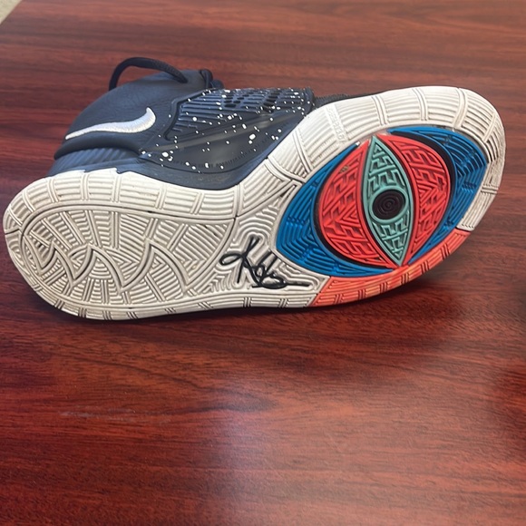 Kyrie 6 Size 3Y - Picture 5 of 8